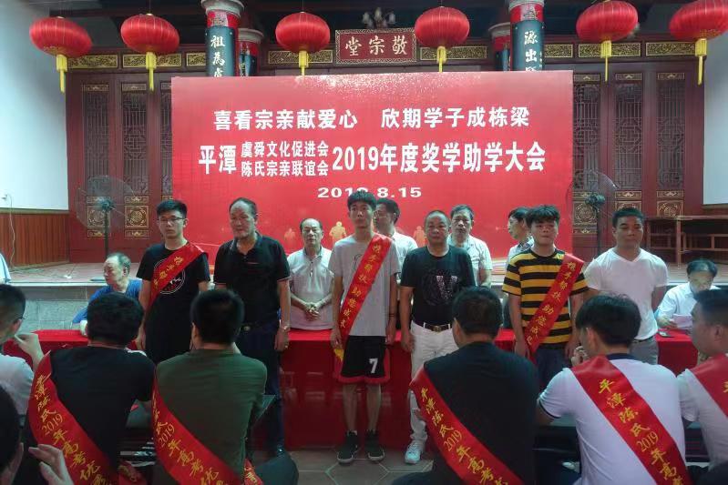 陈孔亮常务理事与受助学生合影.jpg